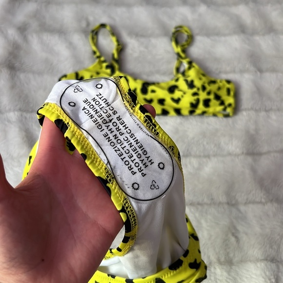 bikini top and bikini bottoms - Picture 3 of 3